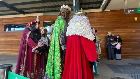 León capital ha dado la bienvenida a Sus Majestades de Oriente con puntualidad ferroviaria. A las 12.00 horas, Melchor, Gaspar y Baltasar han hecho su entrada en la Estación de Tren de León, en la avenida de Palencia, ante la expectación de decenas de familias que aguardaban su llegada desde minutos antes.