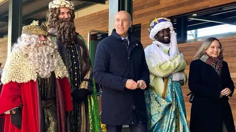 León capital ha dado la bienvenida a Sus Majestades de Oriente con puntualidad ferroviaria. A las 12.00 horas, Melchor, Gaspar y Baltasar han hecho su entrada en la Estación de Tren de León, en la avenida de Palencia, ante la expectación de decenas de familias que aguardaban su llegada desde minutos antes.