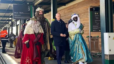 León capital ha dado la bienvenida a Sus Majestades de Oriente con puntualidad ferroviaria. A las 12.00 horas, Melchor, Gaspar y Baltasar han hecho su entrada en la Estación de Tren de León, en la avenida de Palencia, ante la expectación de decenas de familias que aguardaban su llegada desde minutos antes.