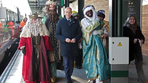 SS.MM. los Reyes Magos son recibidos por el alcalde, José Antonio Díez a su llegada a la estación de León. Foto: Peio García.