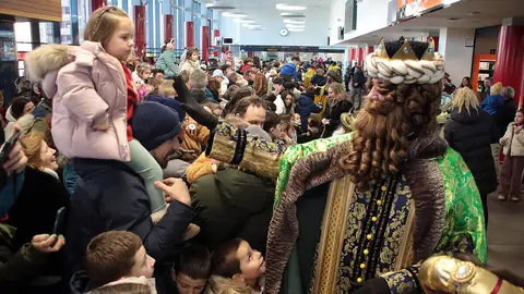 SS.MM. los Reyes Magos son recibidos por el alcalde, José Antonio Díez a su llegada a la estación de León. Foto: Peio García.