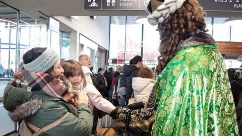 SS.MM. los Reyes Magos son recibidos por el alcalde, José Antonio Díez a su llegada a la estación de León. Foto: Peio García.