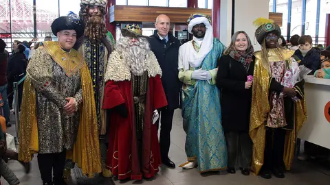 SS.MM. los Reyes Magos son recibidos por el alcalde, José Antonio Díez a su llegada a la estación de León. Foto: Peio García.