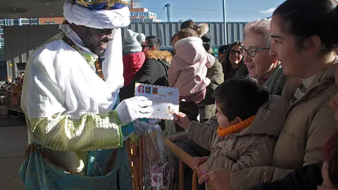 SS.MM. los Reyes Magos son recibidos por el alcalde, José Antonio Díez a su llegada a la estación de León. Foto: Peio García.