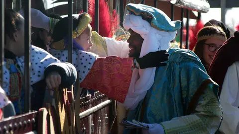 SS.MM. los Reyes Magos son recibidos por el alcalde, José Antonio Díez a su llegada a la estación de León. Foto: Peio García.