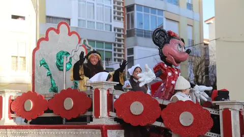 La jornada del 5 de enero ha dejado imágenes para el recuerdo en San Andrés del Rabanedo, donde cientos de personas, muchas de ellas familias con niños, salieron a la calle para saludar a Melchor, Gaspar y Baltasar. El intenso frío no fue obstáculo para una cabalgata marcada por la ilusión, los aplausos y el brillo de las luces, que convirtieron el municipio en un escenario de fantasía. Fotos: Isaac Llamazares