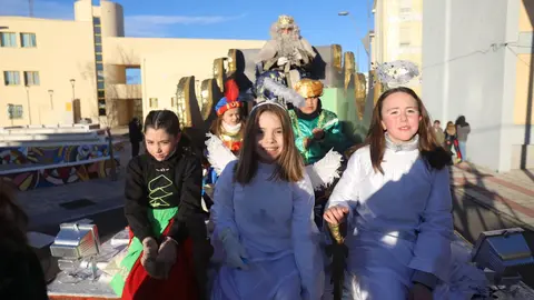 La jornada del 5 de enero ha dejado imágenes para el recuerdo en San Andrés del Rabanedo, donde cientos de personas, muchas de ellas familias con niños, salieron a la calle para saludar a Melchor, Gaspar y Baltasar. El intenso frío no fue obstáculo para una cabalgata marcada por la ilusión, los aplausos y el brillo de las luces, que convirtieron el municipio en un escenario de fantasía. Fotos: Isaac Llamazares