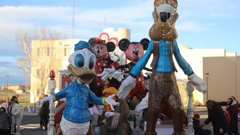 La jornada del 5 de enero ha dejado imágenes para el recuerdo en San Andrés del Rabanedo, donde cientos de personas, muchas de ellas familias con niños, salieron a la calle para saludar a Melchor, Gaspar y Baltasar. El intenso frío no fue obstáculo para una cabalgata marcada por la ilusión, los aplausos y el brillo de las luces, que convirtieron el municipio en un escenario de fantasía. Fotos: Isaac Llamazares