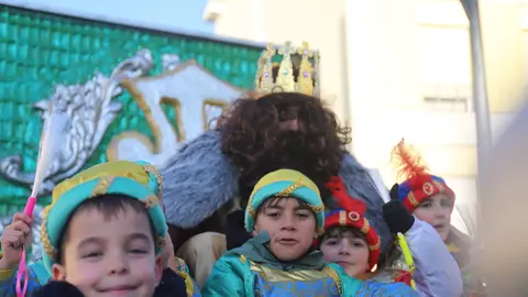 La jornada del 5 de enero ha dejado imágenes para el recuerdo en San Andrés del Rabanedo, donde cientos de personas, muchas de ellas familias con niños, salieron a la calle para saludar a Melchor, Gaspar y Baltasar. El intenso frío no fue obstáculo para una cabalgata marcada por la ilusión, los aplausos y el brillo de las luces, que convirtieron el municipio en un escenario de fantasía. Fotos: Isaac Llamazares
