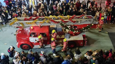 León capital ha vivido una de las tardes más esperadas del año con la Gran Cabalgata de los Reyes Magos. A pesar de las bajas temperaturas, miles de personas se concentraron desde primeras horas de la tarde a lo largo del recorrido para acompañar a Melchor, Gaspar y Baltasar.