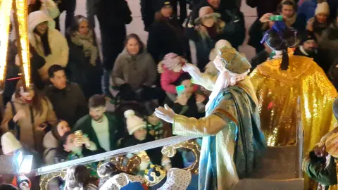 León capital ha vivido una de las tardes más esperadas del año con la Gran Cabalgata de los Reyes Magos. A pesar de las bajas temperaturas, miles de personas se concentraron desde primeras horas de la tarde a lo largo del recorrido para acompañar a Melchor, Gaspar y Baltasar.