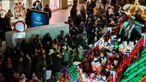León capital ha vivido una de las tardes más esperadas del año con la Gran Cabalgata de los Reyes Magos. A pesar de las bajas temperaturas, miles de personas se concentraron desde primeras horas de la tarde a lo largo del recorrido para acompañar a Melchor, Gaspar y Baltasar.