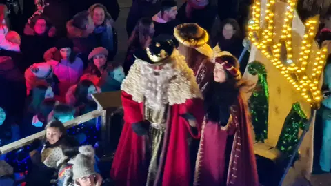 León capital ha vivido una de las tardes más esperadas del año con la Gran Cabalgata de los Reyes Magos. A pesar de las bajas temperaturas, miles de personas se concentraron desde primeras horas de la tarde a lo largo del recorrido para acompañar a Melchor, Gaspar y Baltasar.
