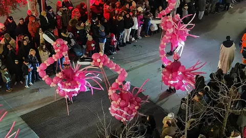 León capital ha vivido una de las tardes más esperadas del año con la Gran Cabalgata de los Reyes Magos. A pesar de las bajas temperaturas, miles de personas se concentraron desde primeras horas de la tarde a lo largo del recorrido para acompañar a Melchor, Gaspar y Baltasar.