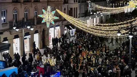 León capital ha vivido una de las tardes más esperadas del año con la Gran Cabalgata de los Reyes Magos. A pesar de las bajas temperaturas, miles de personas se concentraron desde primeras horas de la tarde a lo largo del recorrido para acompañar a Melchor, Gaspar y Baltasar.