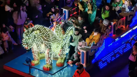 León capital ha vivido una de las tardes más esperadas del año con la Gran Cabalgata de los Reyes Magos. A pesar de las bajas temperaturas, miles de personas se concentraron desde primeras horas de la tarde a lo largo del recorrido para acompañar a Melchor, Gaspar y Baltasar.