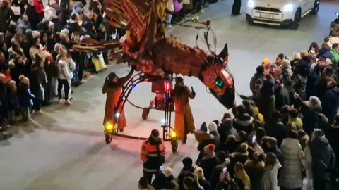 León capital ha vivido una de las tardes más esperadas del año con la Gran Cabalgata de los Reyes Magos. A pesar de las bajas temperaturas, miles de personas se concentraron desde primeras horas de la tarde a lo largo del recorrido para acompañar a Melchor, Gaspar y Baltasar.