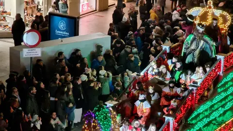 León capital ha vivido una de las tardes más esperadas del año con la Gran Cabalgata de los Reyes Magos. A pesar de las bajas temperaturas, miles de personas se concentraron desde primeras horas de la tarde a lo largo del recorrido para acompañar a Melchor, Gaspar y Baltasar.