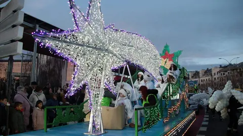 León capital ha vivido una de las tardes más esperadas del año con la Gran Cabalgata de los Reyes Magos. A pesar de las bajas temperaturas, miles de personas se concentraron desde primeras horas de la tarde a lo largo del recorrido para acompañar a Melchor, Gaspar y Baltasar. Fotos: Peio García