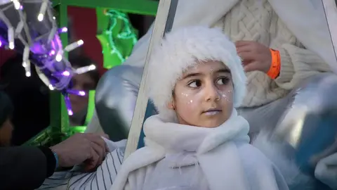 León capital ha vivido una de las tardes más esperadas del año con la Gran Cabalgata de los Reyes Magos. A pesar de las bajas temperaturas, miles de personas se concentraron desde primeras horas de la tarde a lo largo del recorrido para acompañar a Melchor, Gaspar y Baltasar. Fotos: Peio García