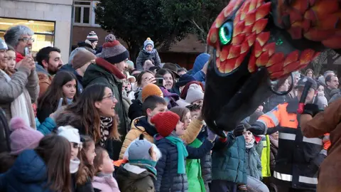 León capital ha vivido una de las tardes más esperadas del año con la Gran Cabalgata de los Reyes Magos. A pesar de las bajas temperaturas, miles de personas se concentraron desde primeras horas de la tarde a lo largo del recorrido para acompañar a Melchor, Gaspar y Baltasar. Fotos: Peio García