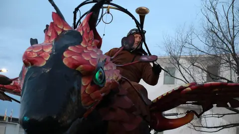 León capital ha vivido una de las tardes más esperadas del año con la Gran Cabalgata de los Reyes Magos. A pesar de las bajas temperaturas, miles de personas se concentraron desde primeras horas de la tarde a lo largo del recorrido para acompañar a Melchor, Gaspar y Baltasar. Fotos: Peio García