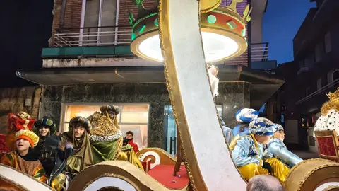 La noche más mágica del año se vivió este domingo en Valencia de Don Juan con la visita de Sus Majestades los Reyes Magos de Oriente. Melchor, Gaspar y Baltasar hicieron las delicias de pequeños y mayores en una jornada cargada de ilusión, regalos y ambiente festivo.