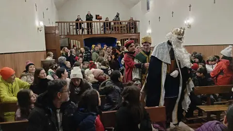 Sus Majestades los Reyes Magos saludan y reparten ilusión a los niños y niñas de Sariegos durante la Cabalgata, que recorrió las cuatro localidades del municipio y reunió a numerosas familias en una tarde llena de magia, chocolate y donillas para combatir el frío.