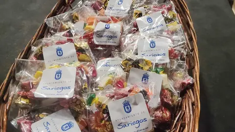 Sus Majestades los Reyes Magos saludan y reparten ilusión a los niños y niñas de Sariegos durante la Cabalgata, que recorrió las cuatro localidades del municipio y reunió a numerosas familias en una tarde llena de magia, chocolate y donillas para combatir el frío.