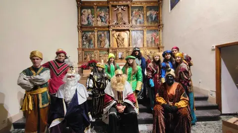 Sus Majestades los Reyes Magos saludan y reparten ilusión a los niños y niñas de Sariegos durante la Cabalgata, que recorrió las cuatro localidades del municipio y reunió a numerosas familias en una tarde llena de magia, chocolate y donillas para combatir el frío.