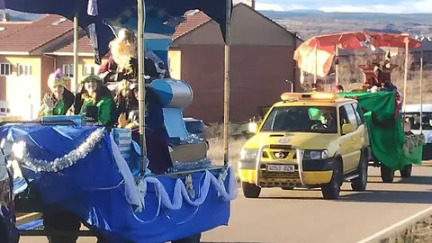 Sus Majestades los Reyes Magos saludan y reparten ilusión a los niños y niñas de Sariegos durante la Cabalgata, que recorrió las cuatro localidades del municipio y reunió a numerosas familias en una tarde llena de magia, chocolate y donillas para combatir el frío.