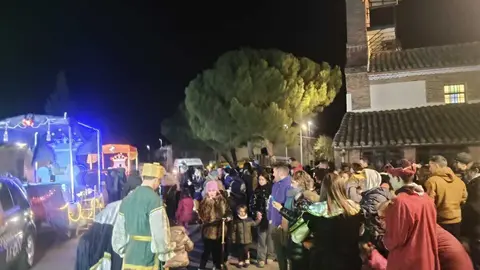 Sus Majestades los Reyes Magos saludan y reparten ilusión a los niños y niñas de Sariegos durante la Cabalgata, que recorrió las cuatro localidades del municipio y reunió a numerosas familias en una tarde llena de magia, chocolate y donillas para combatir el frío.