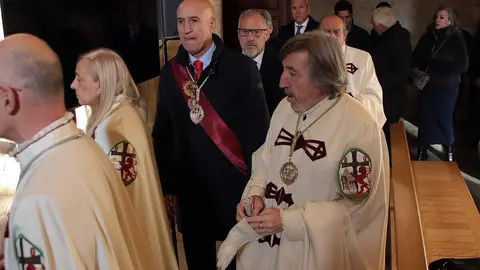 El presidente de las Cortes, Carlos Pollán y el alcalde José Antonio Díez acuden al responso por los Reyes de León en el Panteón Real. Foto: Peio García.