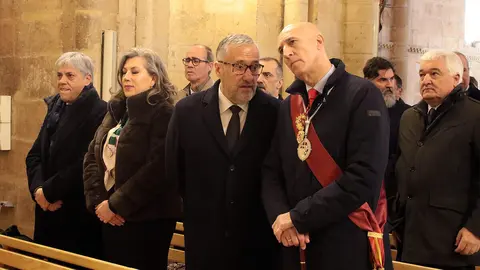 El presidente de las Cortes, Carlos Pollán y el alcalde José Antonio Díez acuden al responso por los Reyes de León en el Panteón Real. Foto: Peio García.