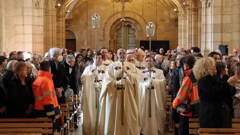 El presidente de las Cortes, Carlos Pollán y el alcalde José Antonio Díez acuden al responso por los Reyes de León en el Panteón Real. Foto: Peio García.