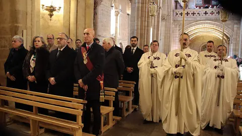 El presidente de las Cortes, Carlos Pollán y el alcalde José Antonio Díez acuden al responso por los Reyes de León en el Panteón Real. Foto: Peio García.