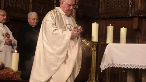El presidente de las Cortes, Carlos Pollán y el alcalde José Antonio Díez acuden al responso por los Reyes de León en el Panteón Real. Foto: Peio García.