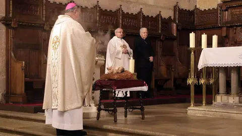 El presidente de las Cortes, Carlos Pollán y el alcalde José Antonio Díez acuden al responso por los Reyes de León en el Panteón Real. Foto: Peio García.