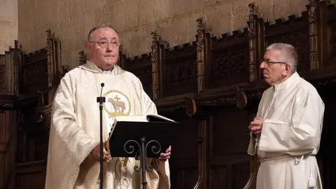 El presidente de las Cortes, Carlos Pollán y el alcalde José Antonio Díez acuden al responso por los Reyes de León en el Panteón Real. Foto: Peio García.