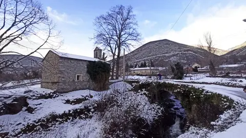 Las nevadas de las últimas horas dejan imágenes únicas en Alto Sil y Laciana mientras la DGT pide máxima precaución en carreteras de León, Burgos y Palencia durante la operación retorno de Reyes