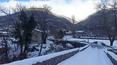 Las nevadas de las últimas horas dejan imágenes únicas en Alto Sil y Laciana mientras la DGT pide máxima precaución en carreteras de León, Burgos y Palencia durante la operación retorno de Reyes
