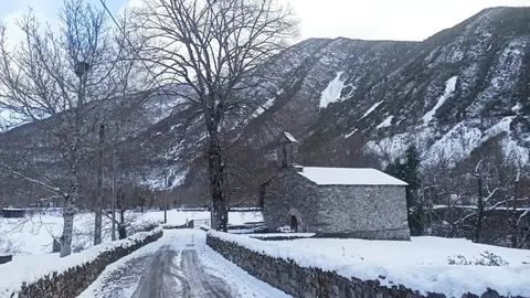 Las nevadas de las últimas horas dejan imágenes únicas en Alto Sil y Laciana mientras la DGT pide máxima precaución en carreteras de León, Burgos y Palencia durante la operación retorno de Reyes