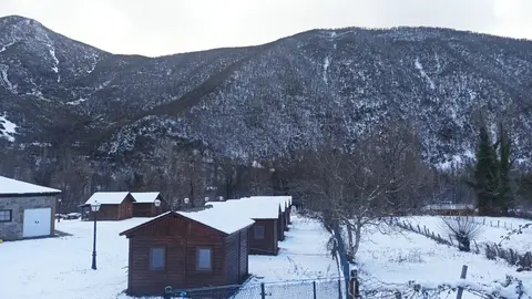 Las nevadas de las últimas horas dejan imágenes únicas en Alto Sil y Laciana mientras la DGT pide máxima precaución en carreteras de León, Burgos y Palencia durante la operación retorno de Reyes