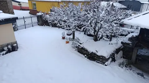 Las nevadas de las últimas horas dejan imágenes únicas en Alto Sil y Laciana mientras la DGT pide máxima precaución en carreteras de León, Burgos y Palencia durante la operación retorno de Reyes