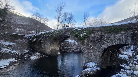 Las nevadas de las últimas horas dejan imágenes únicas en Alto Sil y Laciana mientras la DGT pide máxima precaución en carreteras de León, Burgos y Palencia durante la operación retorno de Reyes