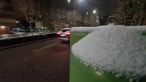 La provincia de León se mantiene en alerta amarilla por bajas temperaturas y posibles nevadas de hasta cinco centímetros, a “cualquier altitud” según los últimos avisos de la Agencia Estatal de Meteorología (Aemet). Durante la madrugada la capital ha recibido una tormenta de nieve moderada que se ha extendido al resto de la provincia.