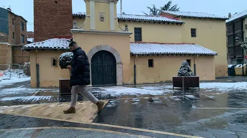 La provincia de León se mantiene en alerta amarilla por bajas temperaturas y posibles nevadas de hasta cinco centímetros, a “cualquier altitud” según los últimos avisos de la Agencia Estatal de Meteorología (Aemet). Durante la madrugada la capital ha recibido una tormenta de nieve moderada que se ha extendido al resto de la provincia.