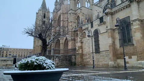 La provincia de León se mantiene en alerta amarilla por bajas temperaturas y posibles nevadas de hasta cinco centímetros, a “cualquier altitud” según los últimos avisos de la Agencia Estatal de Meteorología (Aemet). Durante la madrugada la capital ha recibido una tormenta de nieve moderada que se ha extendido al resto de la provincia.