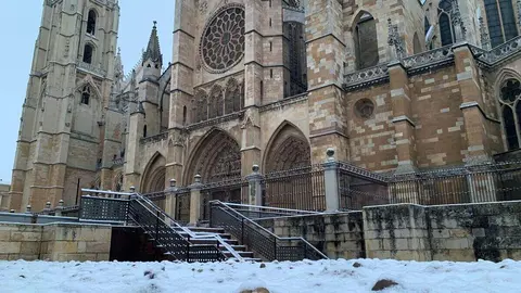 La provincia de León se mantiene en alerta amarilla por bajas temperaturas y posibles nevadas de hasta cinco centímetros, a “cualquier altitud” según los últimos avisos de la Agencia Estatal de Meteorología (Aemet). Durante la madrugada la capital ha recibido una tormenta de nieve moderada que se ha extendido al resto de la provincia.