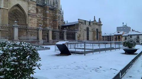 La provincia de León se mantiene en alerta amarilla por bajas temperaturas y posibles nevadas de hasta cinco centímetros, a “cualquier altitud” según los últimos avisos de la Agencia Estatal de Meteorología (Aemet). Durante la madrugada la capital ha recibido una tormenta de nieve moderada que se ha extendido al resto de la provincia.